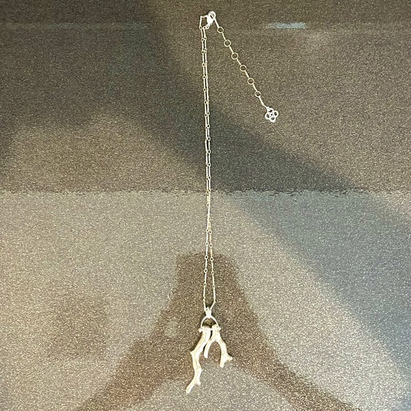 SILVER TONE CORAL NECKLACE ON ADJUSTABLE CHAIN. - Picture 2 of 2